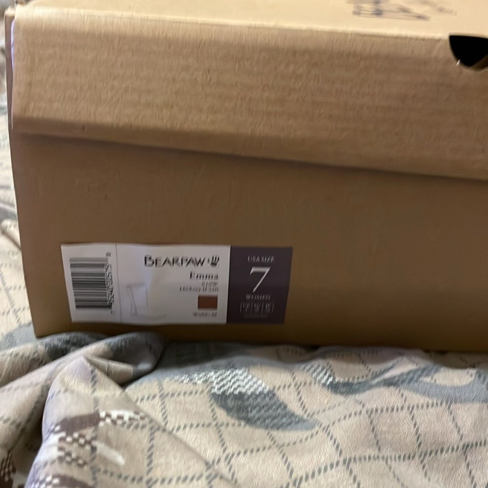 Like new woman bear paw boots - Picture 3 of 3